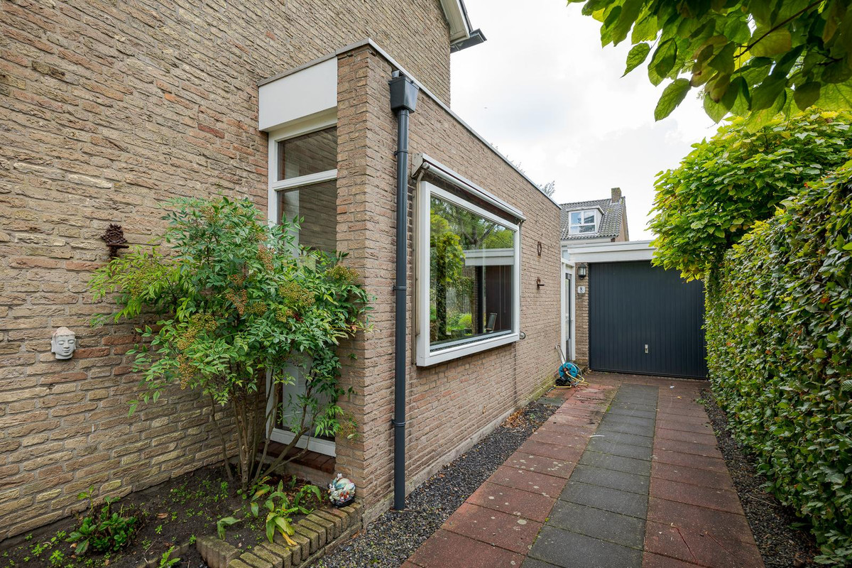 Hoekwoning te koop: Van der Helmlaan 7, Leiden