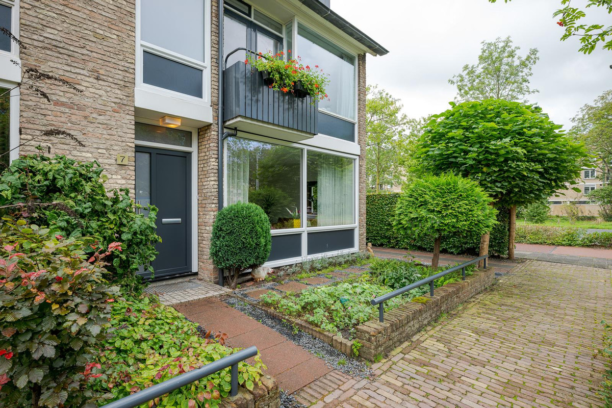 Hoekwoning te koop: Van der Helmlaan 7, Leiden