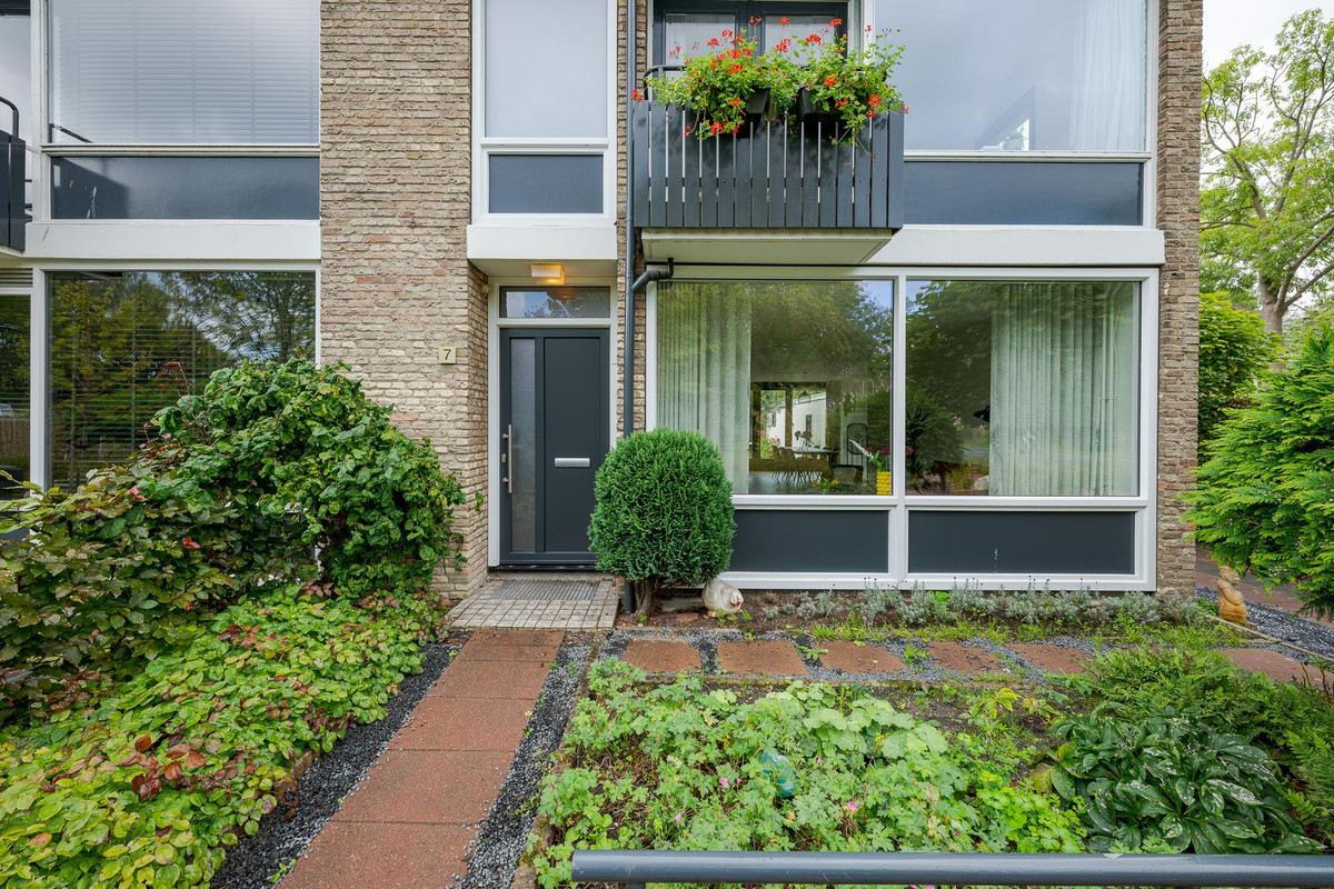 Hoekwoning te koop: Van der Helmlaan 7, Leiden