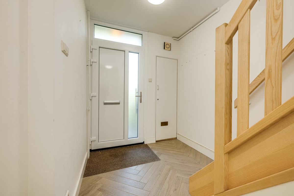 Hoekwoning te koop: Van der Helmlaan 7, Leiden