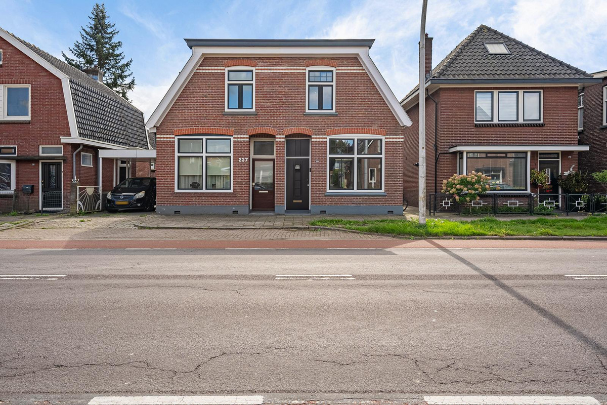 Twee-onder-één-kap te koop: Breemarsweg 239, Hengelo