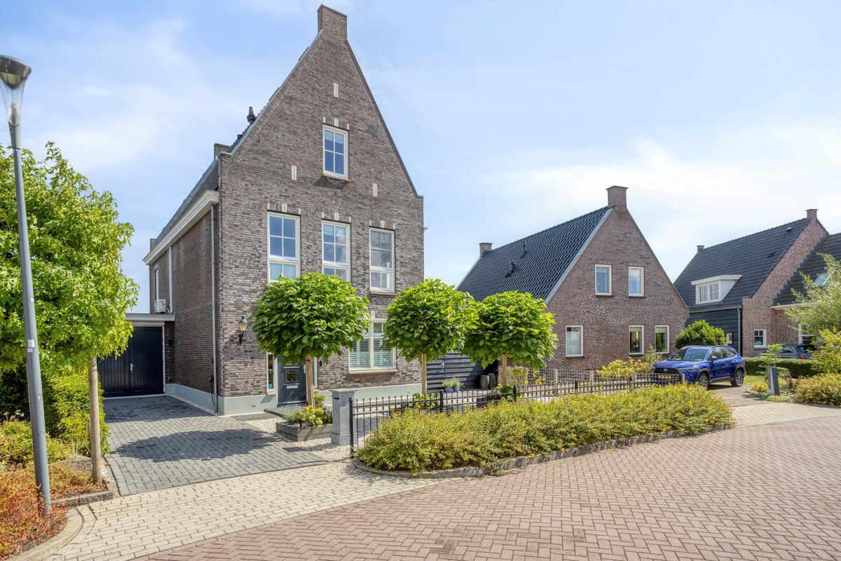 Vrijstaande woning te koop: Essenlaan 100, Dirksland