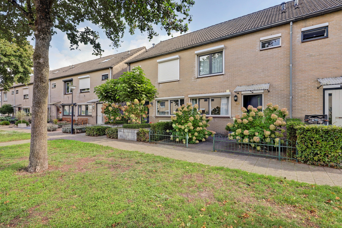 Tussenwoning te koop: Latonalaan 45, Apeldoorn