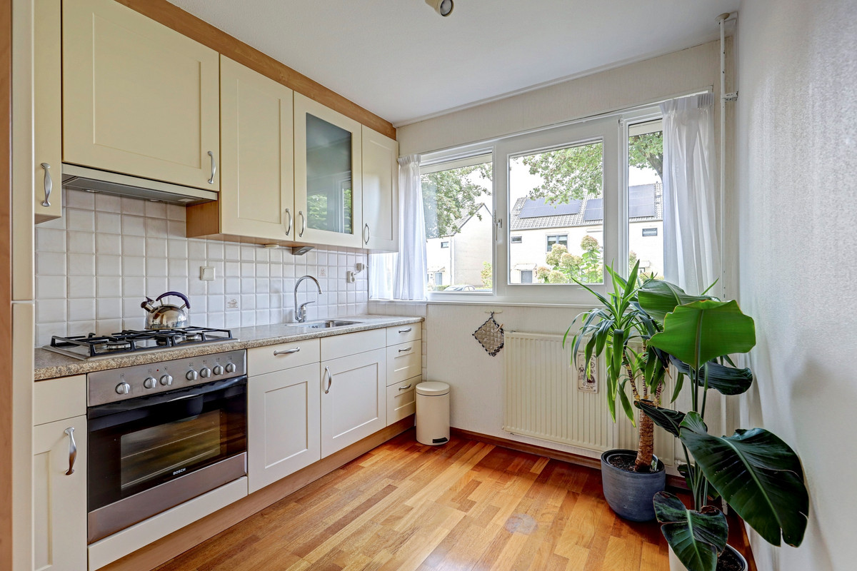 Tussenwoning te koop: Latonalaan 45, Apeldoorn