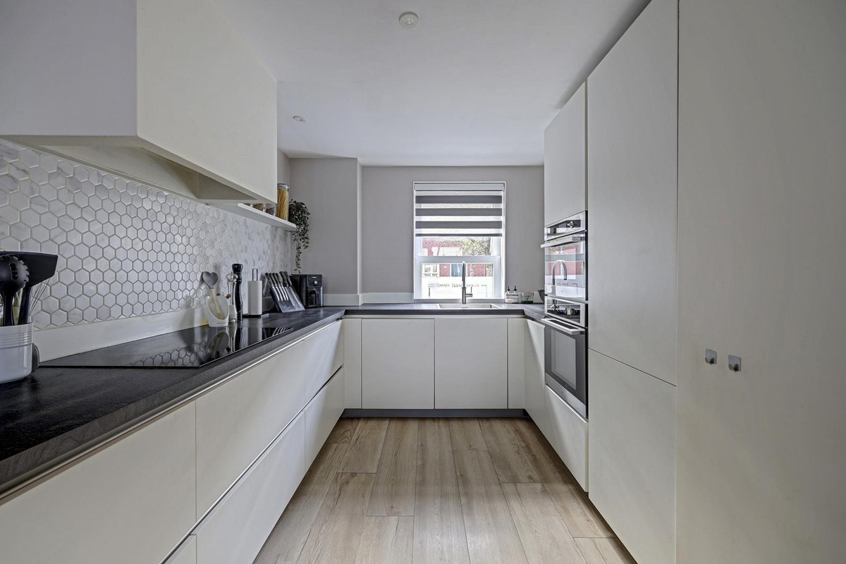 Tussenwoning te koop: D. Schellincxstraat 9, Spijkenisse
