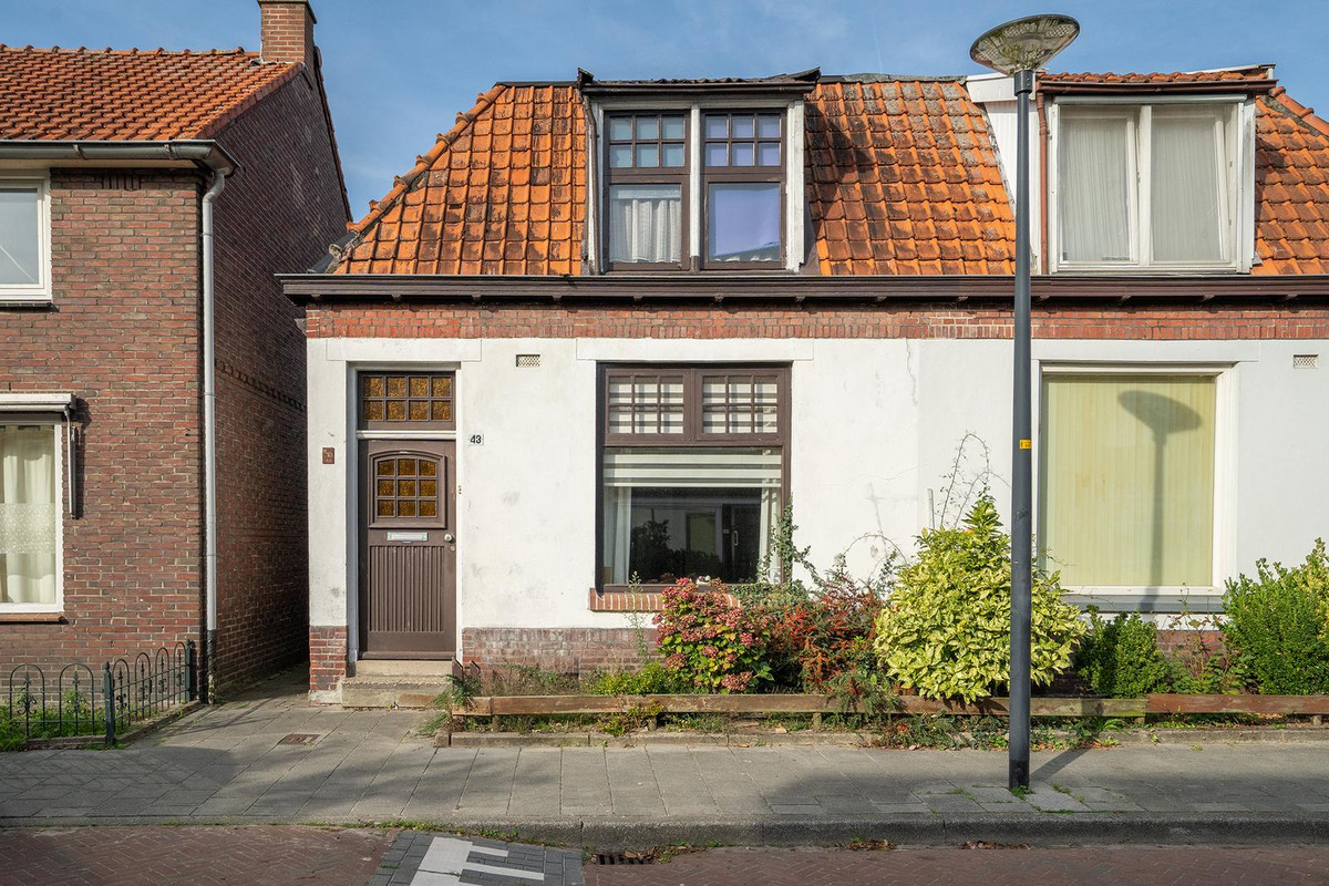 Twee-onder-één-kap te koop: Hyacintstraat 43, Enschede