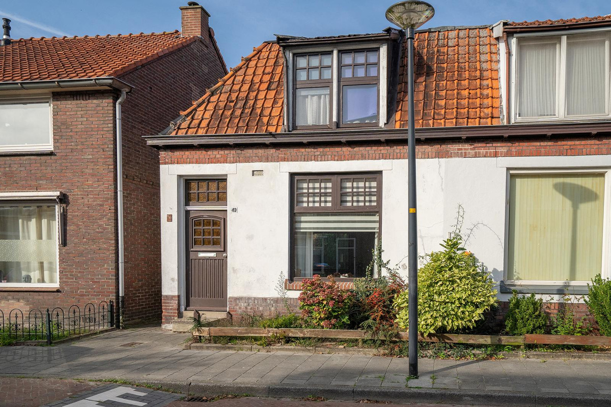 Twee-onder-één-kap te koop: Hyacintstraat 43, Enschede