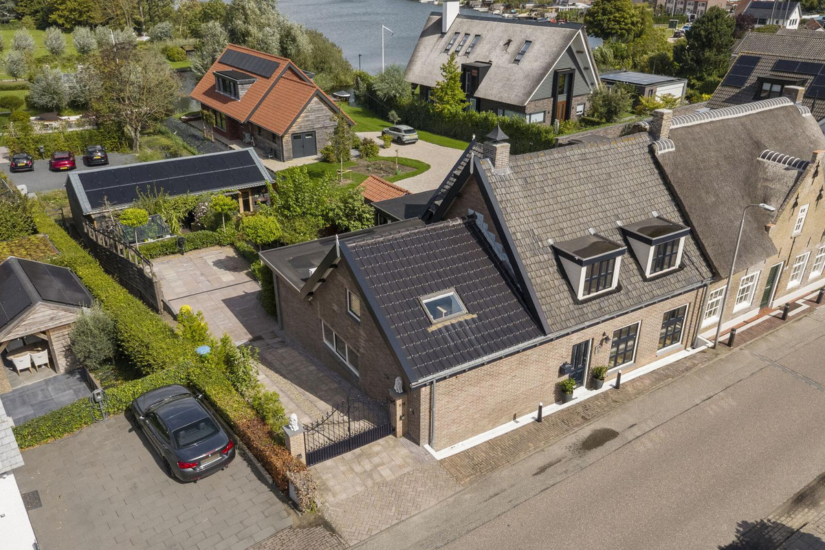 Twee-onder-één-kap te koop: Noldijk 179, Barendrecht