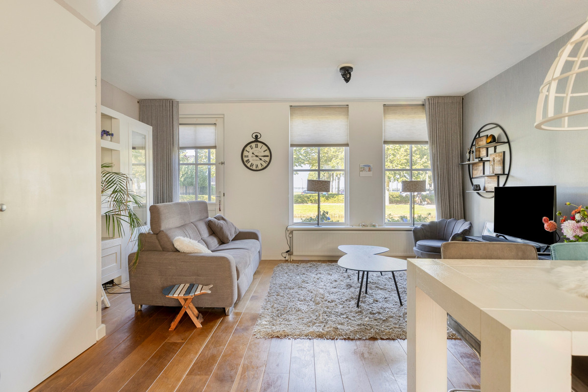 Tussenwoning te koop: Singelkade 26, Middelharnis