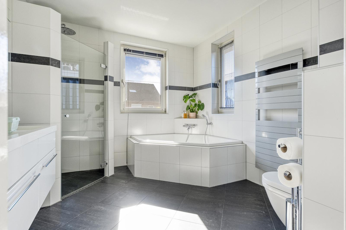 Tussenwoning te koop: Fluitekruid 19, Rijssen