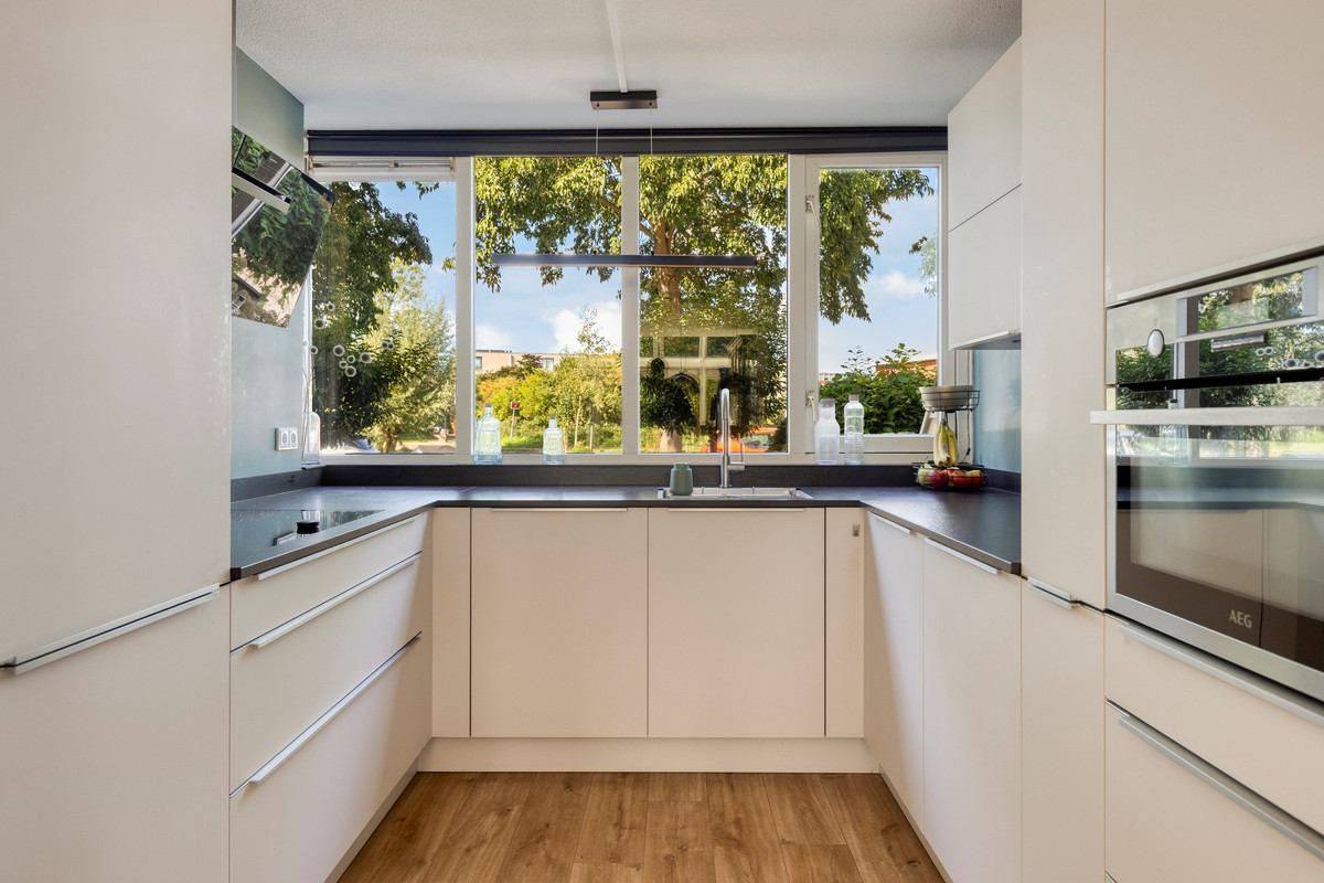Tussenwoning te koop: Harriët Freezersingel 20, Leiden