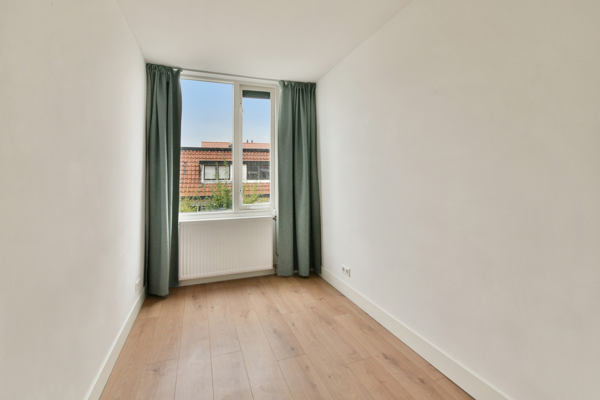 Tussenwoning te koop: Julianastraat 44, Leiden