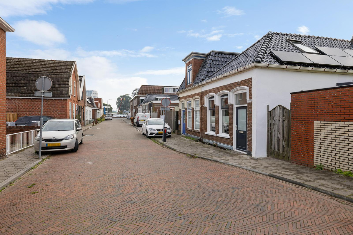 Twee-onder-één-kap te koop: E.H. Roggenkampweg 14, Delfzijl