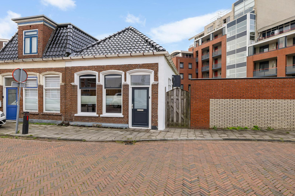 Twee-onder-één-kap te koop: E.H. Roggenkampweg 14, Delfzijl