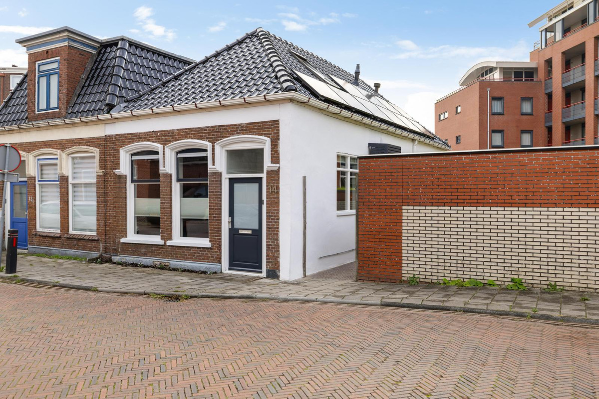Twee-onder-één-kap te koop: E.H. Roggenkampweg 14, Delfzijl