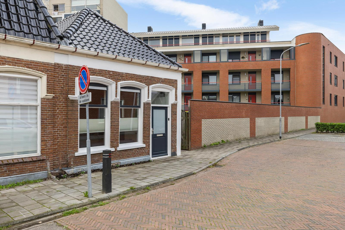 Twee-onder-één-kap te koop: E.H. Roggenkampweg 14, Delfzijl