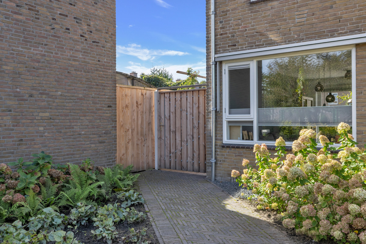 Twee-onder-één-kap te koop: Roerstraat 10, Dronten