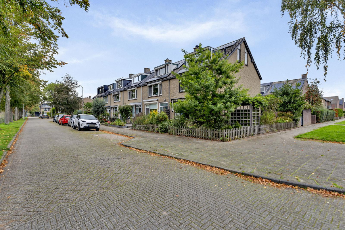 Hoekwoning te koop: Admiraal Helfrichsingel 42, Oud-Beijerland