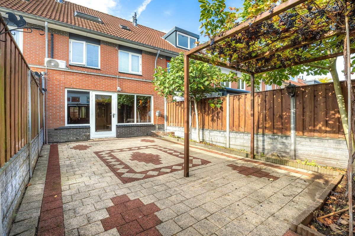 Tussenwoning te koop: Willem Bontekoestraat 76, Almere