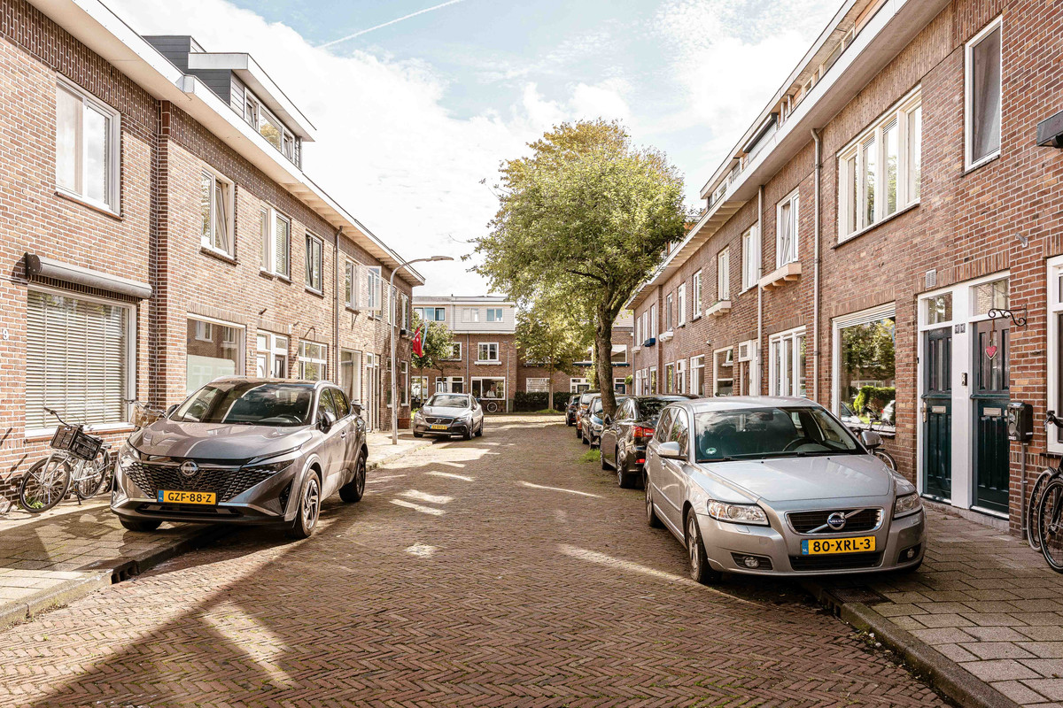 Tussenwoning te koop: Merwedestraat 18, Haarlem