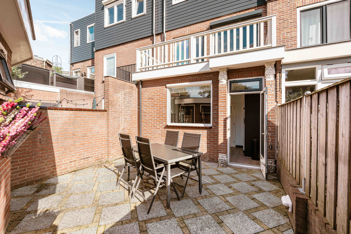 Tussenwoning te koop: Merwedestraat 18, Haarlem