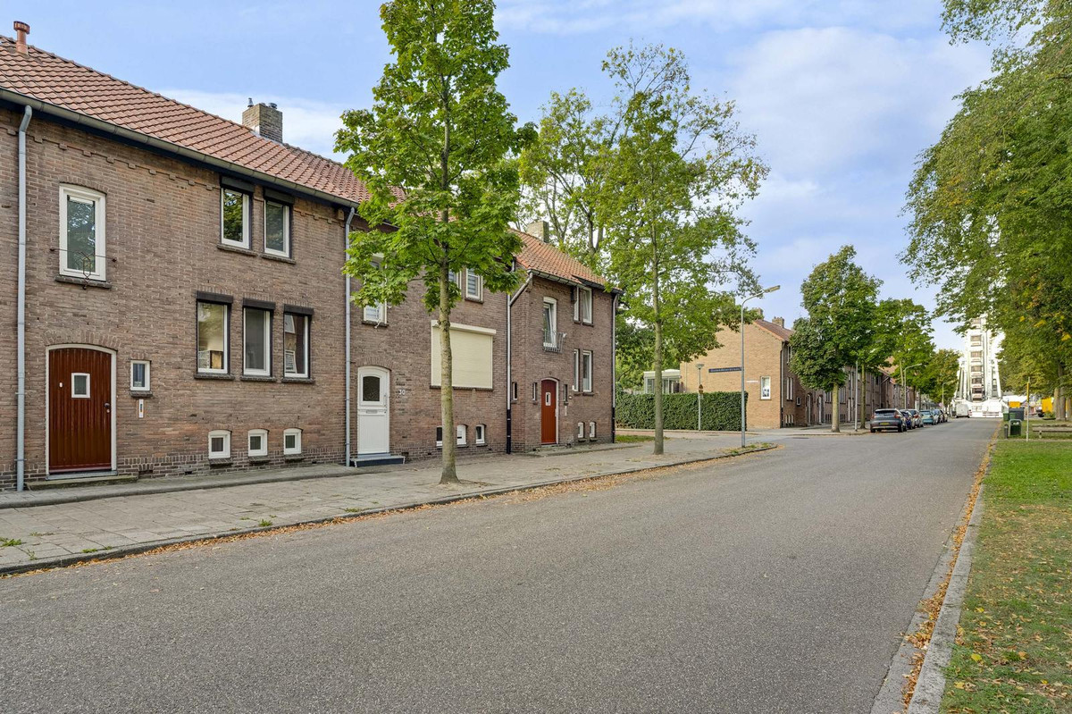 Tussenwoning te koop: Regentesselaan 32, Weert