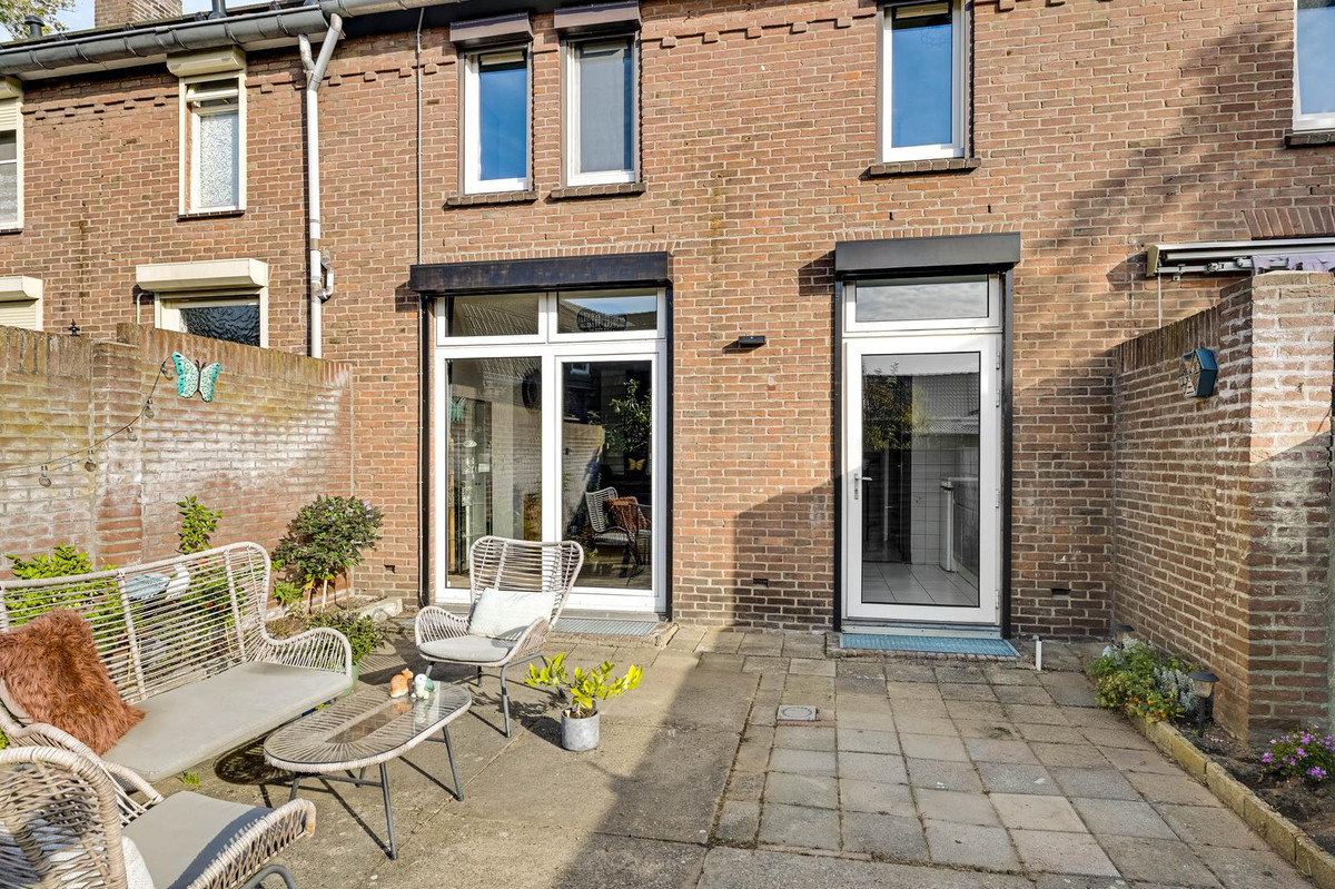 Tussenwoning te koop: Regentesselaan 32, Weert