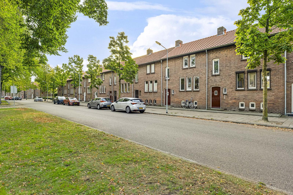 Tussenwoning te koop: Regentesselaan 32, Weert