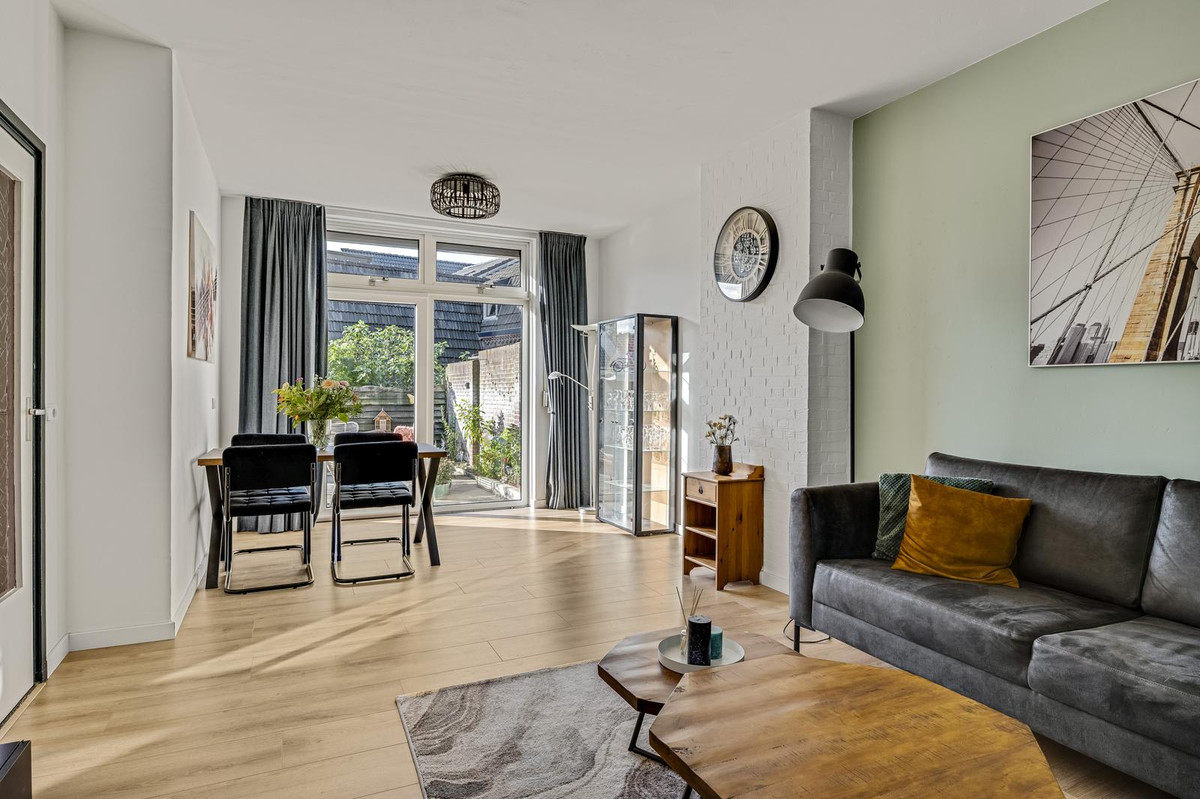 Tussenwoning te koop: Regentesselaan 32, Weert