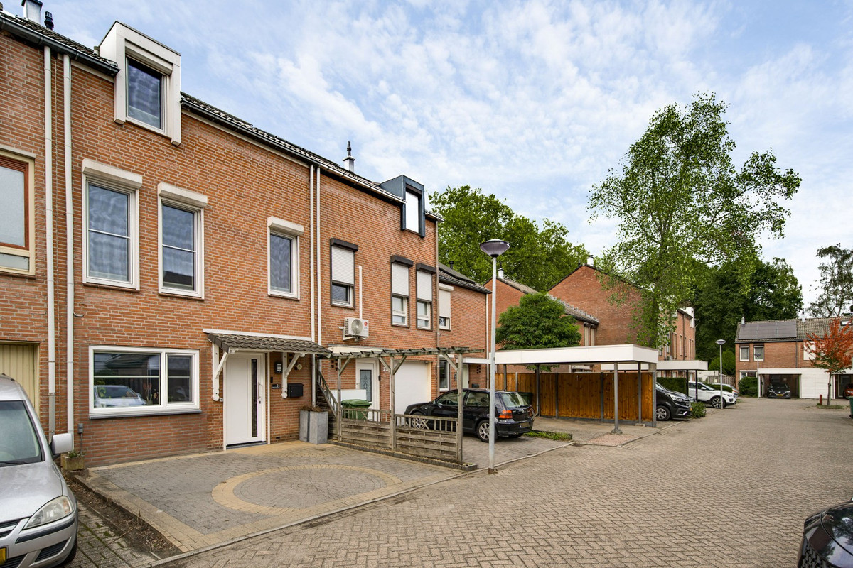 Tussenwoning te koop: Anemoonhof 21, Weert