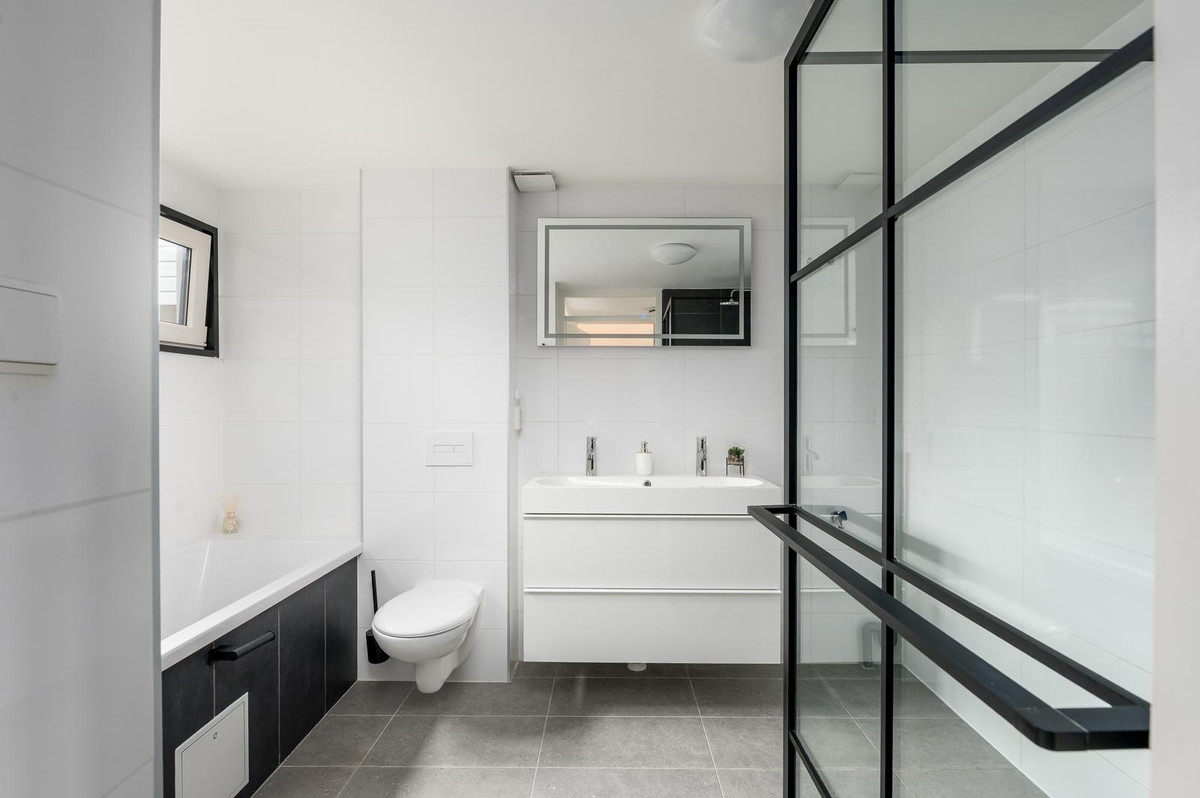 Tussenwoning te koop: Middenhof 204, Almere