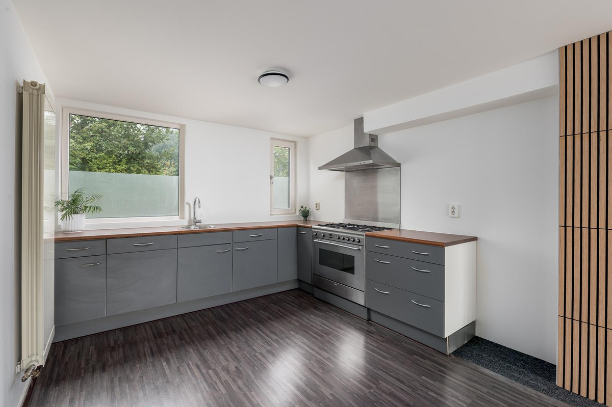 Tussenwoning te koop: Middenhof 204, Almere