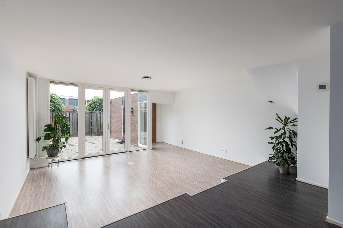 Tussenwoning te koop: Middenhof 204, Almere