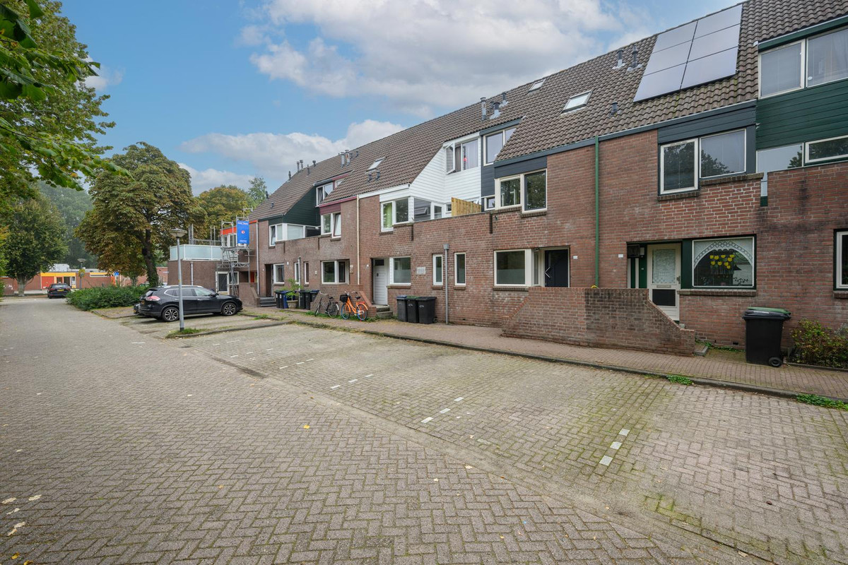 Tussenwoning te koop: Middenhof 204, Almere