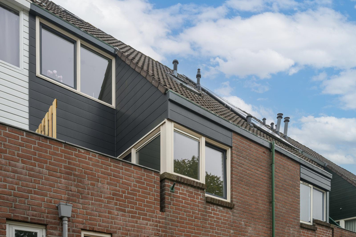 Tussenwoning te koop: Middenhof 204, Almere