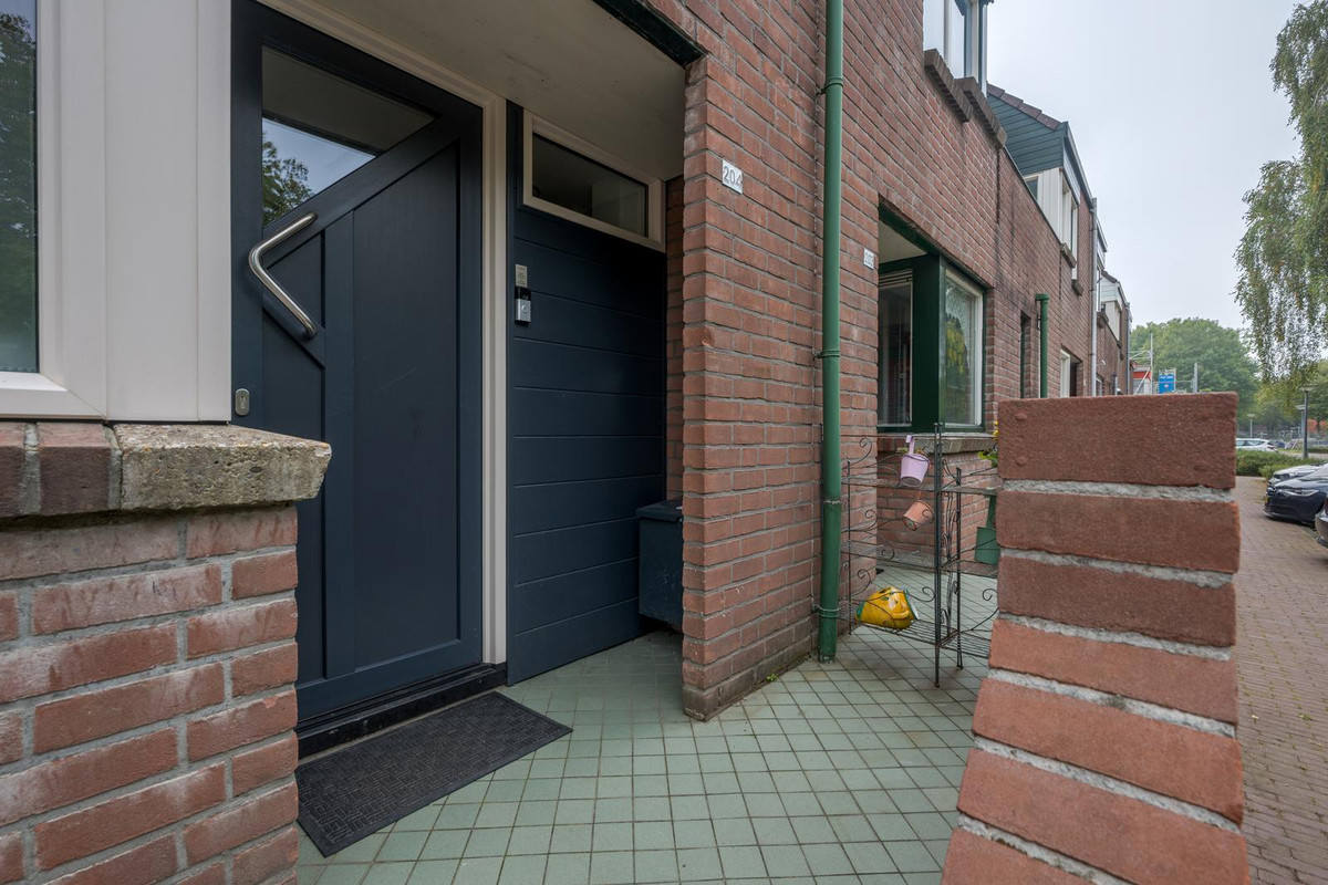 Tussenwoning te koop: Middenhof 204, Almere