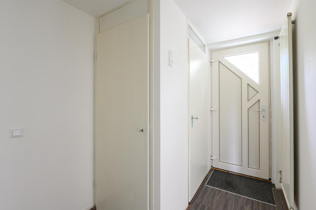 Tussenwoning te koop: Middenhof 204, Almere