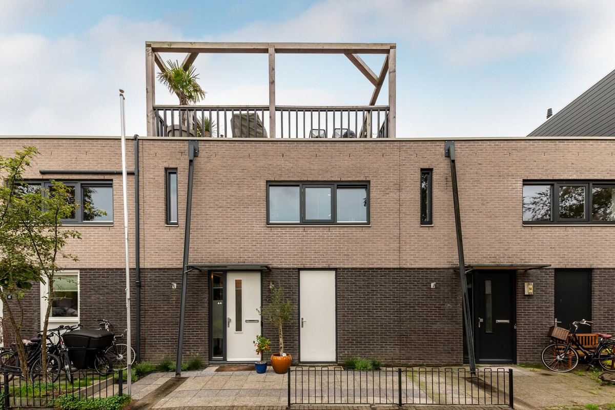 Tussenwoning te koop: Spitsbergen 48, Almere