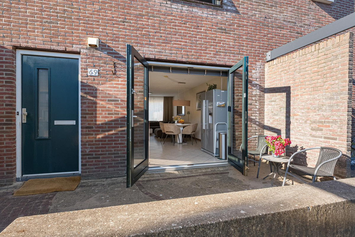 Tussenwoning te koop: Eendrachtstraat 69, Almere