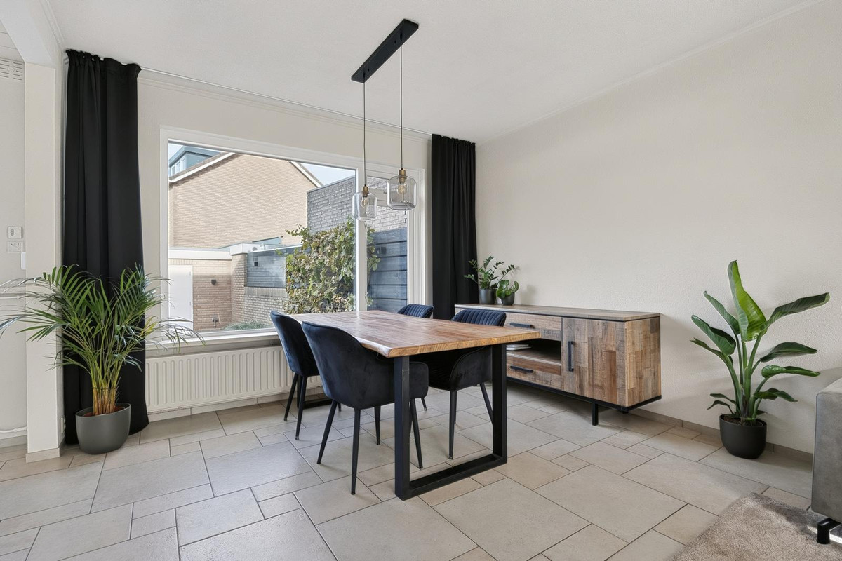 Tussenwoning te koop: Rijnlaan 56, Bergen Op Zoom