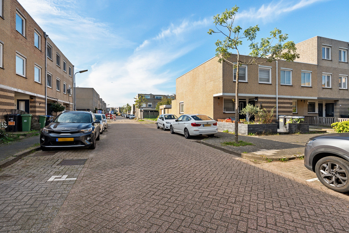 Hoekwoning te koop: Caro van Eyckstraat 26, Zaandam