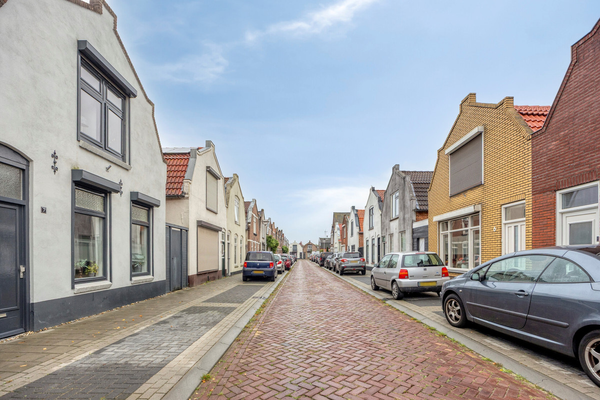 Twee-onder-één-kap te koop: Wilhelminastraat 7, Dinteloord