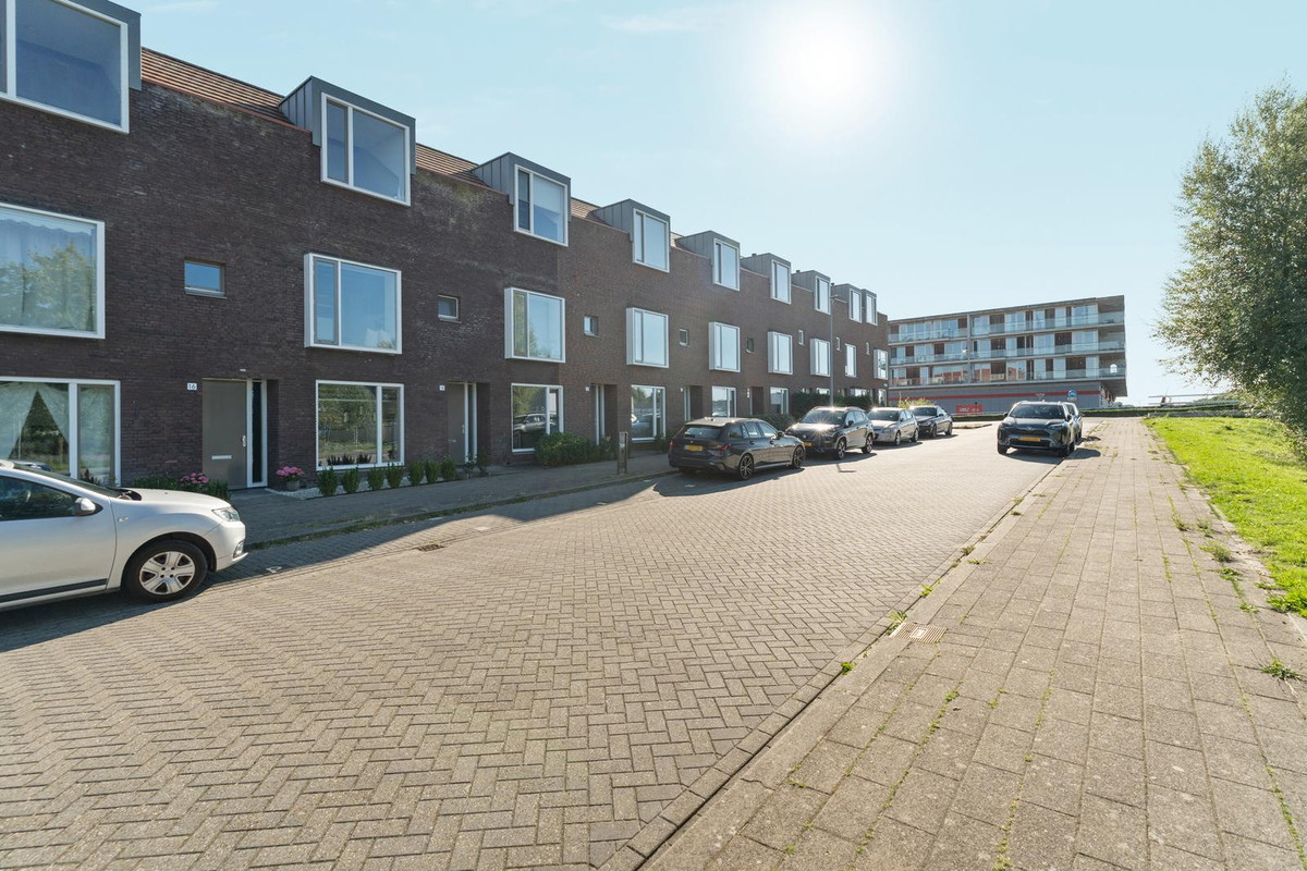 Tussenwoning te koop: Roer 16, Almere