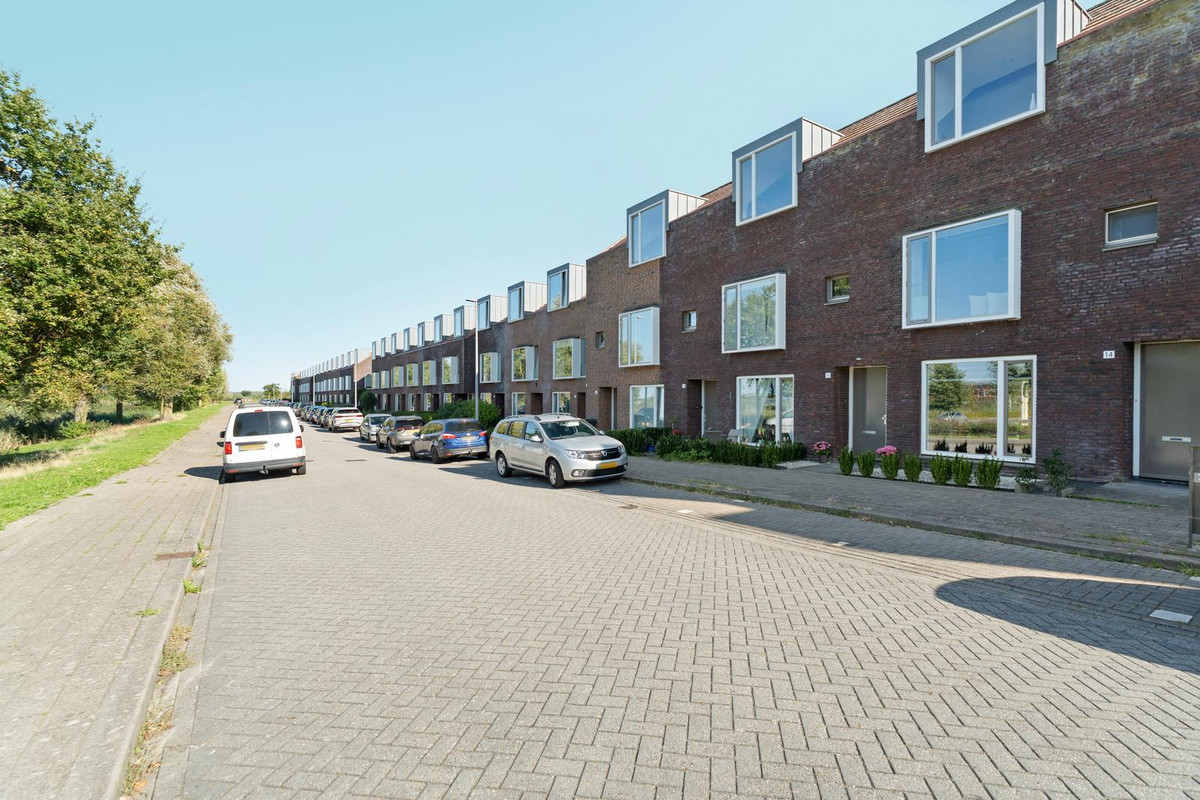Tussenwoning te koop: Roer 16, Almere