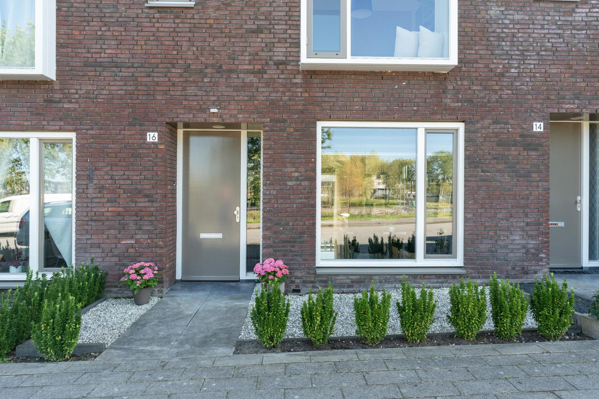 Tussenwoning te koop: Roer 16, Almere
