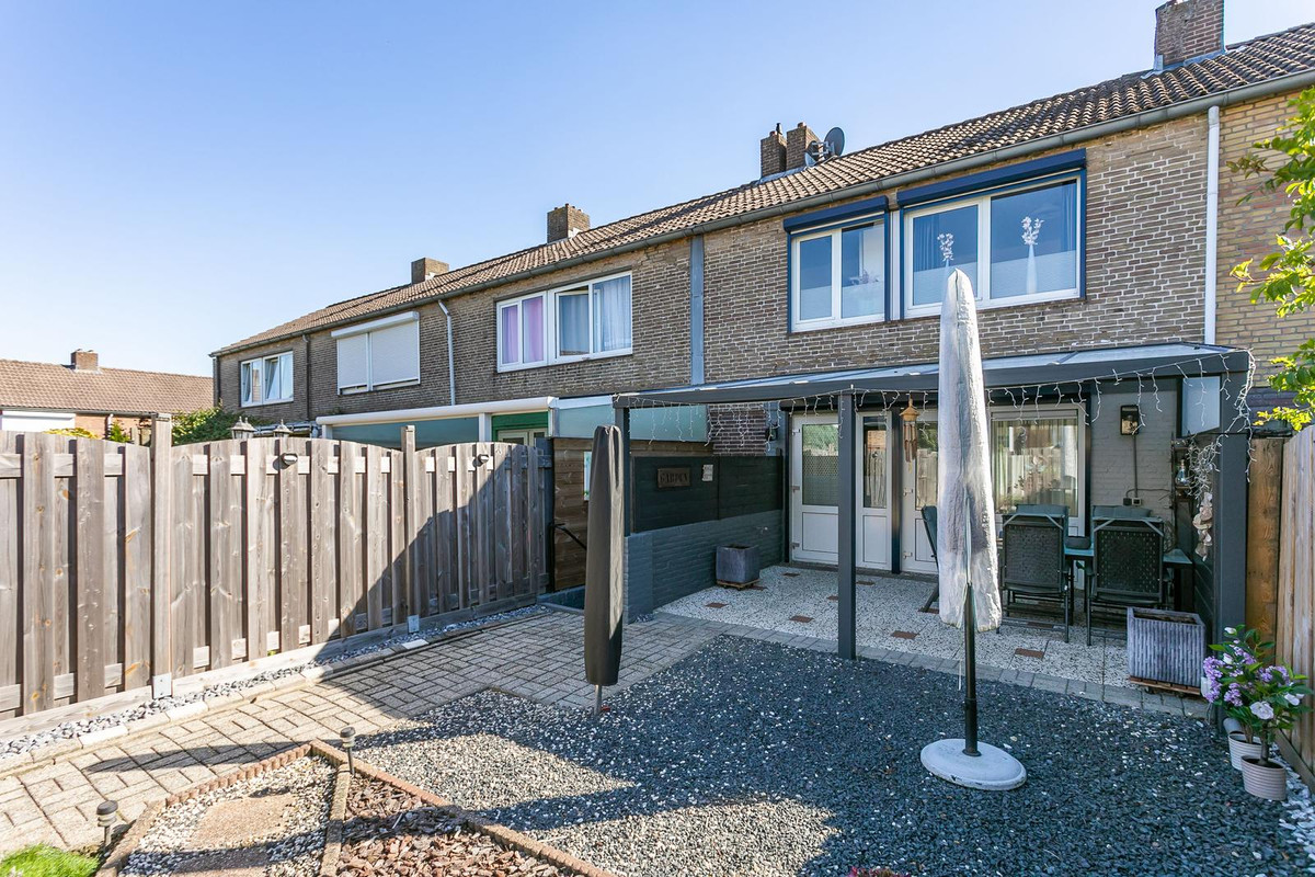 Tussenwoning te koop: Schoutstraat 8, Brunssum