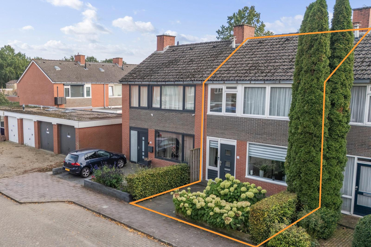 Tussenwoning te koop: Hazepad 16, Nieuw-Amsterdam