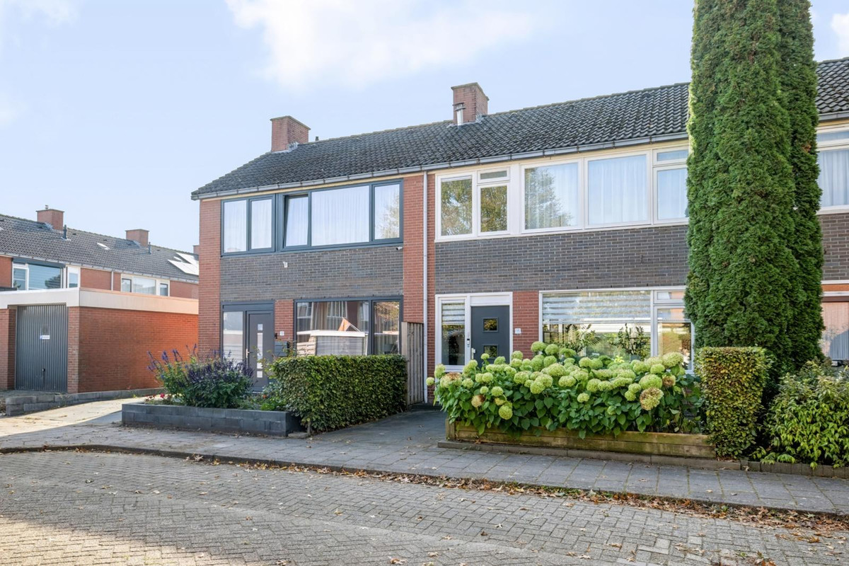 Tussenwoning te koop: Hazepad 16, Nieuw-Amsterdam