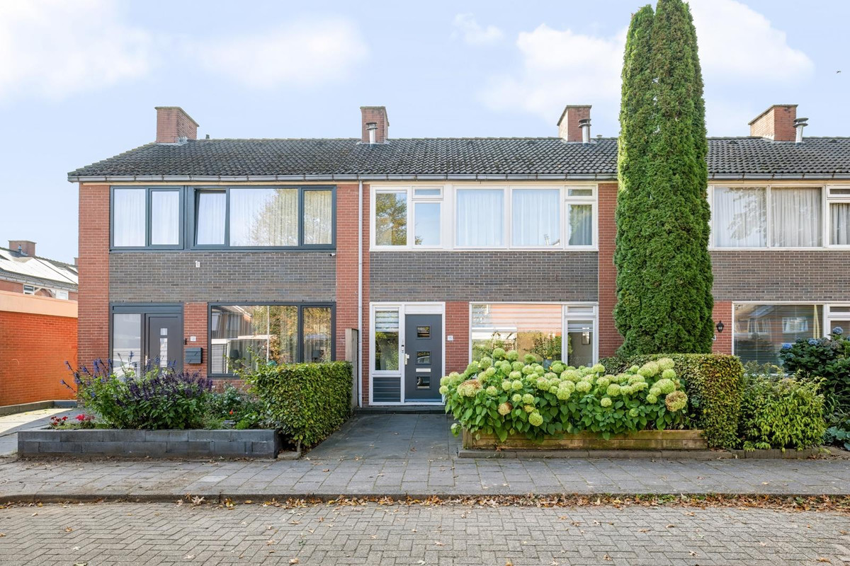 Tussenwoning te koop: Hazepad 16, Nieuw-Amsterdam