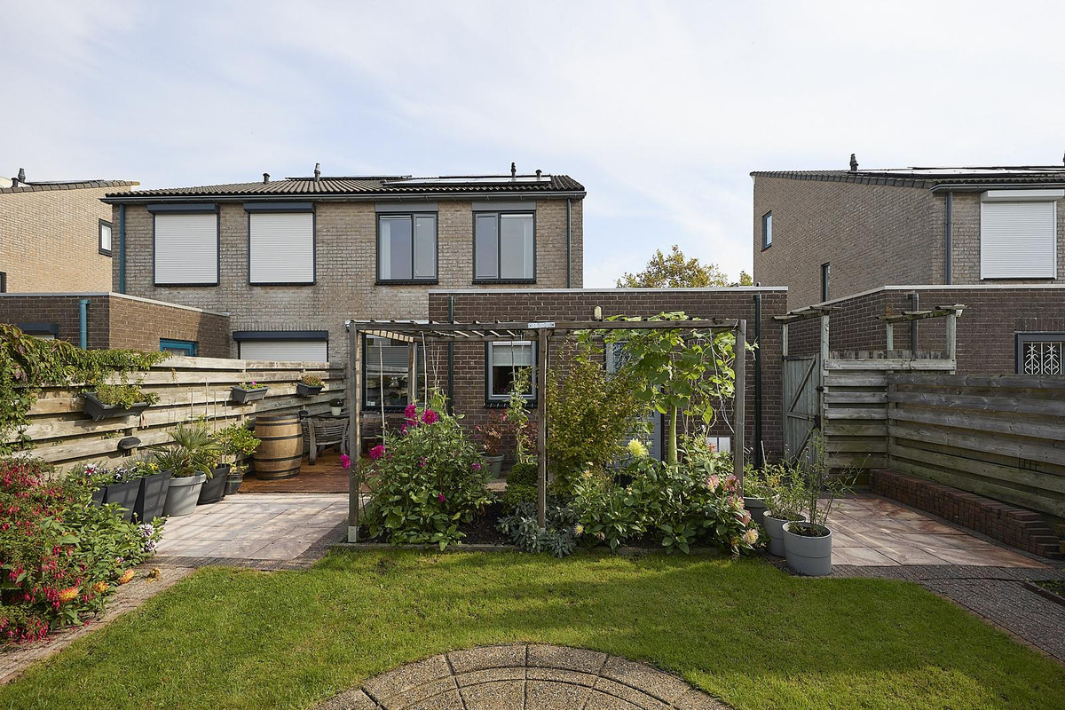 Twee-onder-één-kap te koop: Laan van Othene 33, Terneuzen